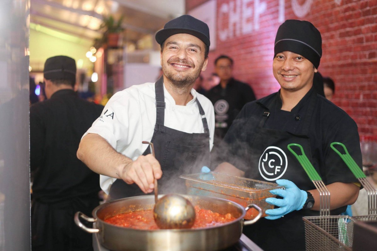 Chef profesional mengajarkan teknik memasak kepada foodies yang mengikuti kegiatan Masterclass di JCF tahun lalu.